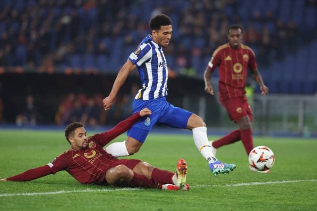Rome, Italy 20.02.2025 : Devyne Rensch of Roma, Danny Namaso of Porto seen in action during Uefa Europe League 2024-2025 football match, play-off, AS Roma vs FC Porto at Olympic stadium in Rome.  Copyright: xmarcoxiacobuccix xipa-agency.netx xmarcoxiacobuccix IPA_54337376 IPA_Agency_IPA54337376