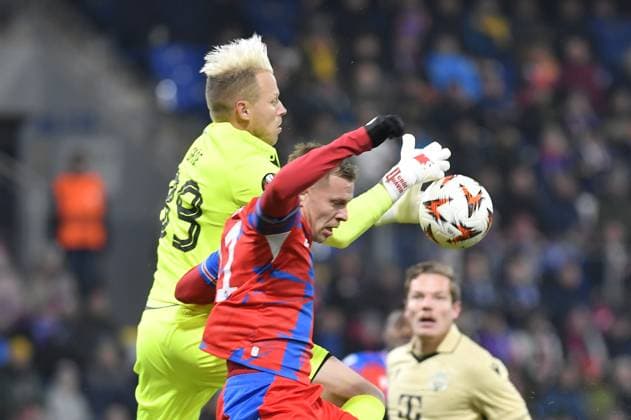 L-R Goalkeeper David Grof (Ferencvaros) and Matej Vydra (Plzen) in action during the UEFA Europa League, 2nd round match: FC Viktoria Plzen vs Ferencvaros Budapest, in Pilsen, Czech Republic, on February 20, 2025. (CTKxPhoto MiroslavxChaloupka) CTKPhotoP2025022008747  CTKPhotoP2025022008747