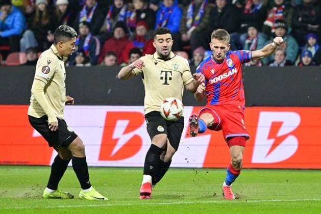 L-R Matheus Saldanha, Mohammad Abu Fani (Ferencvaros) and Amar Memic (Plzen) in action during the UEFA Europa League, 2nd round match: FC Viktoria Plzen vs Ferencvaros Budapest, in Pilsen, Czech Republic, on February 20, 2025. (CTKxPhoto VitxSimanek) CTKPhotoP2025022008778  CTKPhotoP2025022008778