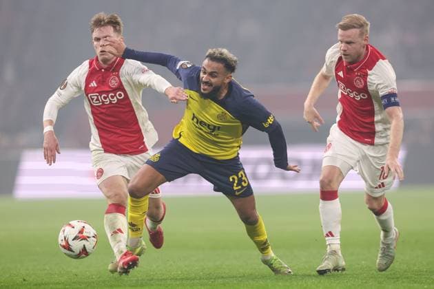 2025-02-20 AFC Ajax v R. Union Saint-Gilloise - UEFA Europa League 2024 25 League Knockout Play-off Second Leg AMSTERDAM, NETHERLANDS - FEBRUARY 20: Sofiane Boufal of R. Union Saint-Gilloise and Davy Klaassen of AFC Ajax battle for possession during the UEFA Europa League 2024 25 League Knockout Play-off Second Leg match between AFC Ajax and R. Union Saint-Gilloise at Johan Cruijff Arena on February 20, 2025 in Amsterdam, Netherlands. Amsterdam Johan Cruijff Arena Netherlands Content not available for redistribution in The Netherlands directly or indirectly through any third parties. Copyright: xBenxGalx