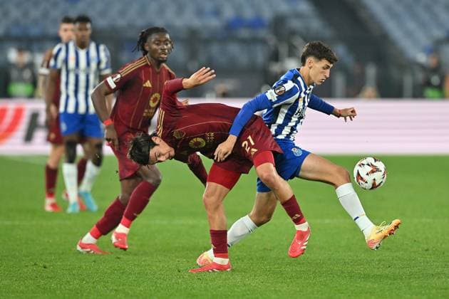 20th February 2025, Stadio Olimpico, Rome, Italy; UEFA Europa League Play Off Football; Roma versus Porto; Paulo Dybala of AS Roma under pressure from Tomas Perez of FC Porto  ActionPlus12752491 AllShotLive