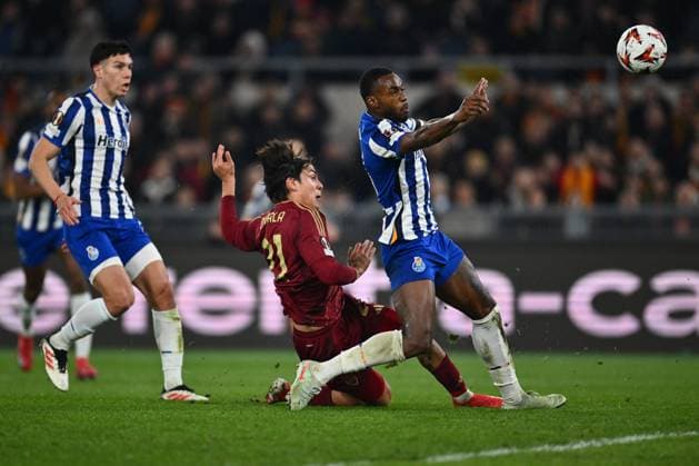 CALCIO - UEFA Europa League - AS Roma vs FC Porto Paulo Dybala of A.S. Roma and Otavio of F.C. Porto are in action during the 2024 25 UEFA Europa League knockout play-off second leg match between A.S. Roma and F.C. Porto at Olympic Stadium on February 20, 2025 in Rome, Italy. Rome Italy  Copyright: xIPAxSport ABACAx