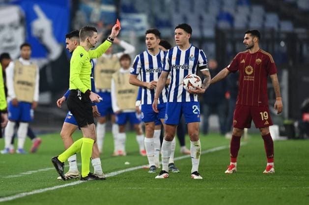 CALCIO - UEFA Europa League - AS Roma vs FC Porto Referee Francois Letexier (FRA) send off Stephen Eustaquio of F.C. Porto the 2024 25 UEFA Europa League knockout play-off second leg match between A.S. Roma and F.C. Porto at Olympic Stadium on February 20, 2025 in Rome, Italy. Rome Italy  Copyright: xIPAxSport ABACAx