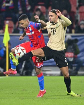 L-R Cadu (Plzen) and Cebrails Makreckis (Ferencvaros) in action during the UEFA Europa League, 2nd round match: FC Viktoria Plzen vs Ferencvaros Budapest, in Pilsen, Czech Republic, on February 20, 2025. (CTKxPhoto VitxSimanek) CTKPhotoP2025022008914  CTKPhotoP2025022008914