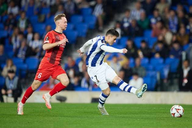 February 20, 2025, San Sebastian, Guipuzcoa, SPAIN: Joel Andersson of FC Midtjylland competes for the ball with Ander Barrenetxea of Real Sociedad during the UEFA Europa League match between Real Sociedad and FC Midtjylland at Reale Arena on February 20, 2025, in San Sebastian, Spain. San Sebastian SPAIN - ZUMAa181 20250220_zaa_a181_107 Copyright: xRicardoxLarreinax