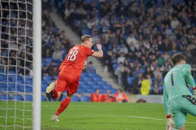 UEFA Europa League Adam Buksa of Midtjylland celebrates scoring their side s first goal during Europa League 2024 25 League Knockout phase play-offs 2nd leg match between Real Sociedad and Midtjylland at Reale Arena. Donostia - San Sebastian. (Basque Country). February 20, 2025. (Gari Garaialde Bostok Photo) Donostia - San Sebastian Gipuzkoa Spain Editorial Use Only  Copyright: xGarikoitzxGaraialdex xBostokxPhotox Bostok Photo GarixGaraialdex GG2502200195
