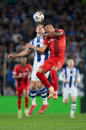 February 20, 2025, San Sebastian, Guipuzcoa, SPAIN: Mikel Oyarzabal of Real Sociedad competes for the ball with Paulo Victor da Silva Paulinho of FC Midtjylland during the UEFA Europa League match between Real Sociedad and FC Midtjylland at Reale Arena on February 20, 2025, in San Sebastian, Spain. San Sebastian SPAIN - ZUMAa181 20250220_zaa_a181_111 Copyright: xRicardoxLarreinax