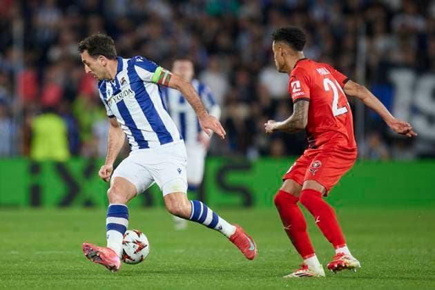 February 20, 2025, San Sebastian, Guipuzcoa, SPAIN: Mikel Oyarzabal of Real Sociedad competes for the ball with Paulo Victor da Silva Paulinho of FC Midtjylland during the UEFA Europa League match between Real Sociedad and FC Midtjylland at Reale Arena on February 20, 2025, in San Sebastian, Spain. San Sebastian SPAIN - ZUMAa181 20250220_zaa_a181_112 Copyright: xRicardoxLarreinax