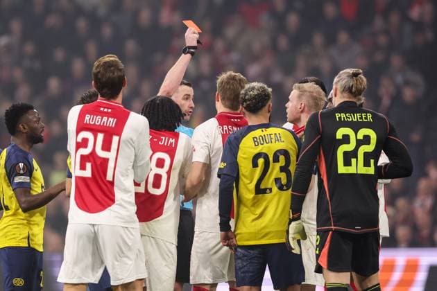 Sport Bilder des Tages 2025-02-20 AFC Ajax v R. Union Saint-Gilloise - UEFA Europa League 2024 25 League Knockout Play-off Second Leg AMSTERDAM, NETHERLANDS - FEBRUARY 20: referee Chris Kavanagh shows a red card to Davy Klaassen of AFC Ajax during the UEFA Europa League 2024 25 League Knockout Play-off Second Leg match between AFC Ajax and R. Union Saint-Gilloise at Johan Cruijff Arena on February 20, 2025 in Amsterdam, Netherlands. Amsterdam Johan Cruijff Arena Netherlands Content not available for redistribution in The Netherlands directly or indirectly through any third parties. Copyright: xBenxGalx