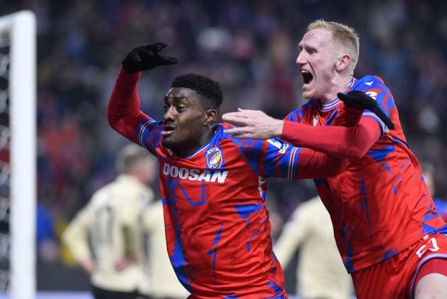 Rafiu Durosinmi (Plzen), left, celebrates a goal in the UEFA Europa League, 2nd round match: FC Viktoria Plzen vs Ferencvaros Budapest, in Pilsen, Czech Republic, on February 20, 2025. (CTKxPhoto MiroslavxChaloupka) CTKPhotoP2025022008982  CTKPhotoP2025022008982