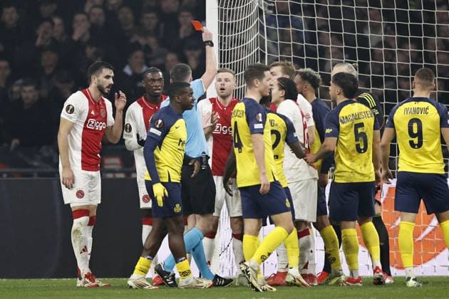 AMSTERDAM - (l-r) referee Chris Kavanagh gives a red card to Davy Klaassen of Ajax during the Europa League playoff match between Ajax Amsterdam and Union SG at the Johan Cruijff ArenA on Feb. 20, 2025 in Amsterdam, Netherlands. ANP MAURICE VAN STEEN UEFA Europa League 2024 25 League Knockout Play-off Second Leg 2024 25 xVIxANPxSportx xxANPxIVx 520467899 originalFilename: 520467899.jpg