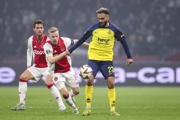 AMSTERDAM , 20-02-2025 , JohanCruijff Arena , season 2024 2025 , Europa League football , match second leg between Ajax and Union Saint Gilloise Union Saint-Gilloise player Sofiane Boufal and Ajax player Davy Klaassen Ajax - Union Saint Gilloise  x27956994x Copyright: