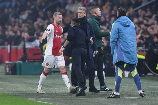 Fußball UEFA Europa League Play-off Ajax Amsterdam - Union Saint-Gilloise am 20.02.2025 in der Johan Cruijff ArenA in Amsterdam Davy Klaassen ( Amsterdam ) verlässt nach einer roten Karte das Spielfeld xRx