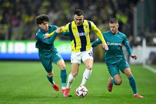 RSC Anderlecht v Fenerbahce - UEFA Europa League ANDERLECHT, BELGIUM - FEBRUARY 20 : Filip Kostic forward of Fenerbahce and Hazard Thorgan midfielder of RSC Anderlecht and Leoni Theo midfielder of RSC Anderlecht in action during the UEFA Europa League 2024 25 knockout phase play-off match second leg between RSC Anderlecht and Fenerbahce on February 20, 2025 in Anderlecht, Belgium, 20 02 2025 Anderlecht Belgium  Copyright: xNicoxVereeckenx