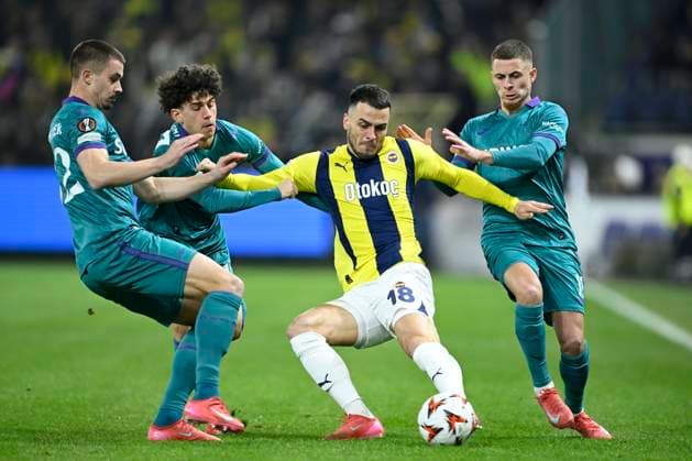 RSC Anderlecht v Fenerbahce - UEFA Europa League ANDERLECHT, BELGIUM - FEBRUARY 20 : Dendoncker Leander defender of RSC Anderlecht, Filip Kostic forward of Fenerbahce and Hazard Thorgan midfielder of RSC Anderlecht and Leoni Theo midfielder of RSC Anderlecht in action during the UEFA Europa League 2024 25 knockout phase play-off match second leg between RSC Anderlecht and Fenerbahce on February 20, 2025 in Anderlecht, Belgium, 20 02 2025 Anderlecht Belgium  Copyright: xNicoxVereeckenx