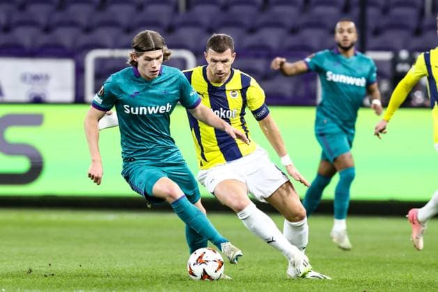 Anderlecht s Lucas Hey and Fenerbahce s Edin Dzeko fight for the ball during a soccer match between Belgian RSC Anderlecht and Turkish Fenerbahce SK, on Thursday 20 February 2025 in Brussels, the return leg of the Knockout phase play-offs of the UEFA Europa League competition. BRUNOxFAHY  x112910854x