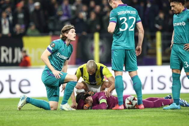 Anderlecht s goalkeeper Colin Coosemans lies injured on the ground during a soccer match between Belgian RSC Anderlecht and Turkish Fenerbahce SK, on Thursday 20 February 2025 in Brussels, the return leg of the Knockout phase play-offs of the UEFA Europa League competition. BRUNOxFAHY  x112911141x