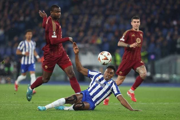CALCIO - UEFA Europa League - AS Roma vs FC Porto Rome, Italy 20.02.2025 : Samu Aghehowa of Porto, Evan Ndicka of Roma seen in action during Uefa Europe League 2024-2025 football match, play-off, AS Roma vs FC Porto at Olympic stadium in Rome. Rome italy Italy  Copyright: xIPAxSport ABACAx