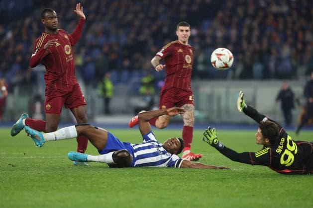 CALCIO - UEFA Europa League - AS Roma vs FC Porto Rome, Italy 20.02.2025 : Samu Aghehowa of Porto, Evan Ndicka of Roma , Mile Svilar of Roma seen in action during Uefa Europe League 2024-2025 football match, play-off, AS Roma vs FC Porto at Olympic stadium in Rome. Rome italy Italy  Copyright: xIPAxSport ABACAx