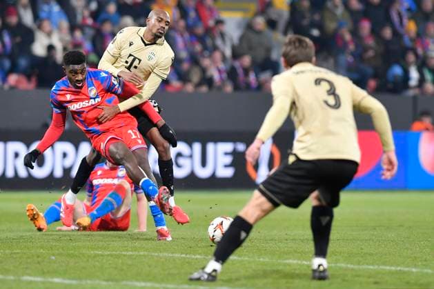 L-R Rafiu Durosinmi (Plzen) and Julio Romao (Ferencvaros) in action during the UEFA Europa League, 2nd round match: FC Viktoria Plzen vs Ferencvaros Budapest, in Pilsen, Czech Republic, on February 20, 2025. (CTKxPhoto MiroslavxChaloupka) CTKPhotoP2025022009315  CTKPhotoP2025022009315