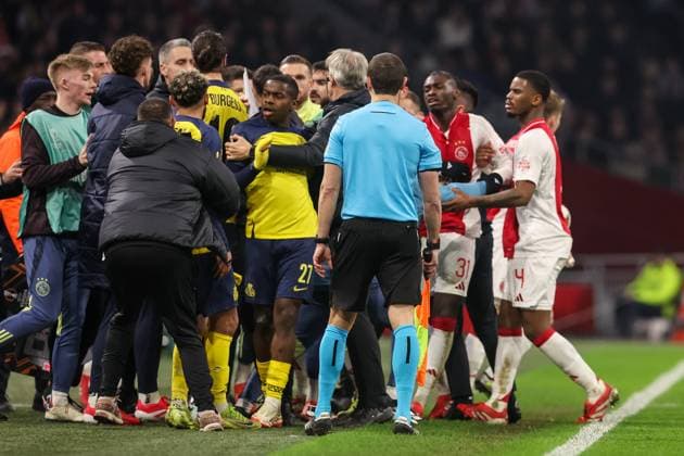 2025-02-20 AFC Ajax v R. Union Saint-Gilloise - UEFA Europa League 2024 25 League Knockout Play-off Second Leg AMSTERDAM, NETHERLANDS - FEBRUARY 20: Players of Ajax and Players of R. Union Saint-Gilloise have a conflict during the UEFA Europa League 2024 25 League Knockout Play-off Second Leg match between AFC Ajax and R. Union Saint-Gilloise at Johan Cruijff Arena on February 20, 2025 in Amsterdam, Netherlands. Amsterdam Johan Cruijff Arena Netherlands Content not available for redistribution in The Netherlands directly or indirectly through any third parties. Copyright: xBenxGalx