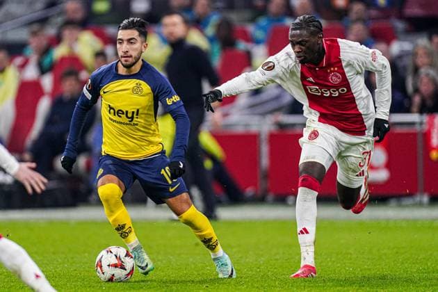 2025-02-20 AFC Ajax v R. Union Saint-Gilloise - UEFA Europa League 2024 25 League Knockout Play-off Second Leg AMSTERDAM, NETHERLANDS - FEBRUARY 20: Anouar Ait El Hadj of R. Union Saint-Gilloise, Jorthy Mokio of AFC Ajax battle for the ball during the UEFA Europa League 2024 25 League Knockout Play-off Second Leg match between AFC Ajax and R. Union Saint-Gilloise at Johan Cruijff Arena on February 20, 2025 in Amsterdam, Netherlands. Amsterdam Johan Cruijff Arena Netherlands Content not available for redistribution in The Netherlands directly or indirectly through any third parties. Copyright: xJorisxVerwijstx