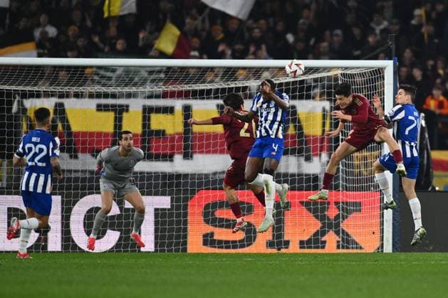 Eldor Shomurodov of A.S. Roma is in action during the 2024 25 UEFA Europa League knockout play-off second leg match between A.S. Roma and F.C. Porto at Olympic Stadium on February 20, 2025 in Rome, Italy.  Copyright: xDomenicoxCippitelli IPAxSportx xipa-agency.netx xx IPA_54341184 IPA_Agency_IPA54341184