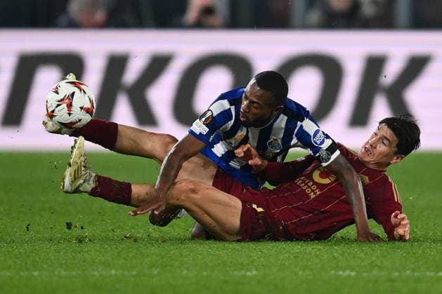 Tiago Djalo of F.C. Porto and Eldor Shomurodov of A.S. Roma are in action during the 2024 25 UEFA Europa League knockout play-off second leg match between A.S. Roma and F.C. Porto at Olympic Stadium on February 20, 2025 in Rome, Italy.  Copyright: xDomenicoxCippitelli IPAxSportx xipa-agency.netx xx IPA_54341218 IPA_Agency_IPA54341218