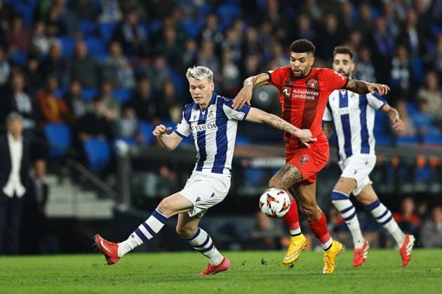 Fußball, EL, Real Sociedad San Sebastian - FC Midtjylland (L-R) Orri Oskarsson (Sociedad), Juninho (Midtjylland), FEBRUARY 20, 2025 - Football Soccer : UEFA Europa League Knockout phase play-offs 2nd leg match between Real Sociedad 5-2 FC Midtjylland at the Reale Arena in San Sebastian, Spain. Noxthirdxpartyxsales  (282392629)