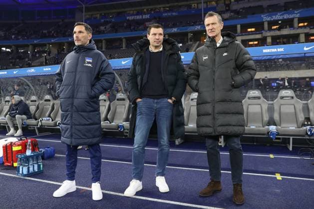 21 02 2025, xtgx, Fußball 2 Bundesliga, Hertha BSC Berlin 1 FC Nuernberg emspor, v l Stefan Leitl Hertha, Trainer , Benjamin Weber Hertha, Sportdirektor , Thomas E Herrich Hertha, Geschaeftsfuehrer DFL DFB REGULATIONS PROHIBIT ANY USE OF PHOTOGRAPHS as IMAGE SEQUENCES and or QUASI VIDEO Berlin