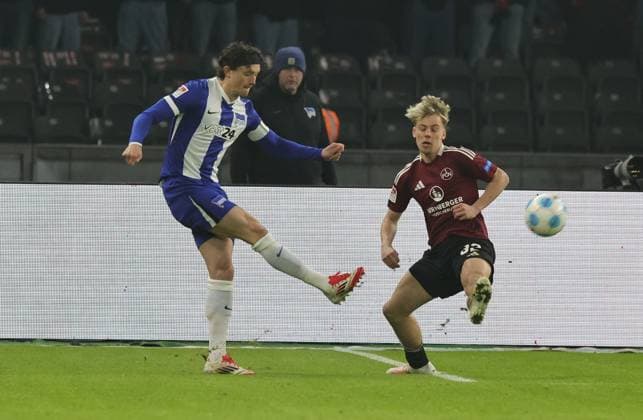 21 02 2025 Soccer Season 2024 2025 2 Soccer Bundesliga 23 Matchday Hertha BSC Berlin HBSC 1 FC Nürnberg FCN Club Sportfoto Zink DaMa xdaxmax DFL regulations prohibit any use of photographs as image sequences and or quasi video only for editorial use Fabian Reese 11, Hertha BSC Berlin Tim Janisch 32, 1 FC Nürnberg FCN