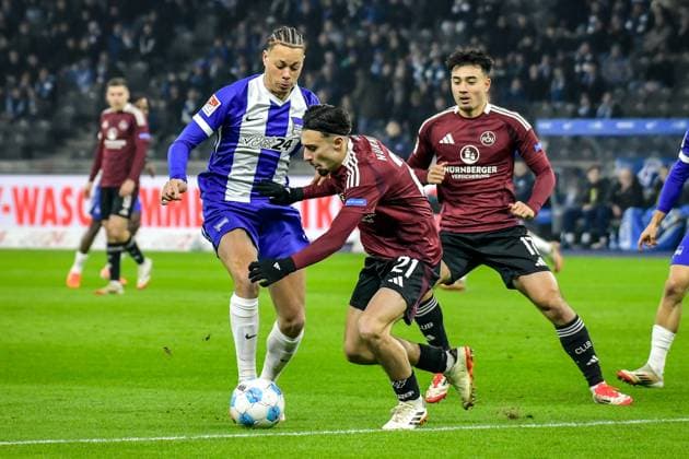 Soccer 2 Bundesliga, Hertha BSC Berlin 1 FC Nuremberg 21 02 2025, xdanx, Soccer 2 Bundesliga, Hertha BSC Berlin 1 FC Nuremberg v l Derry Scherhant Hertha BSC 39 ,Berkay YÄ±lmaz 1 FC Nuremberg 21 Zweikampf, Duell, Kampf, tackle DFL DFB REGULATIONS PROHIBIT ANY USE OF PHOTOGRAPHS as IMAGE SEQUENCES and or QUASI VIDEO Daniel Lakomski Mix1 Berlin Olympiastadion Berlin Germany DEU Copyright: xDanielxLakomskix