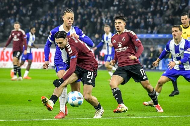 Soccer 2 Bundesliga, Hertha BSC Berlin 1 FC Nuremberg 21 02 2025, xdanx, Soccer 2 Bundesliga, Hertha BSC Berlin 1 FC Nuremberg v l Derry Scherhant Hertha BSC 39 ,Berkay YÄ±lmaz 1 FC Nuremberg 21 Jens Castrop 1 FC Nuremberg 17 Zweikampf, Duell, Kampf, tackle DFL DFB REGULATIONS PROHIBIT ANY USE OF PHOTOGRAPHS as IMAGE SEQUENCES and or QUASI VIDEO Daniel Lakomski Mix1 Berlin Olympiastadion Berlin Germany DEU Copyright: xDanielxLakomskix