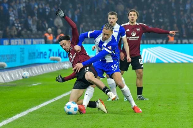 Soccer 2 Bundesliga, Hertha BSC Berlin 1 FC Nuremberg 21 02 2025, xdanx, Soccer 2 Bundesliga, Hertha BSC Berlin 1 FC Nuremberg v l Berkay YÄ±lmaz 1 FC Nuremberg 21 Derry Scherhant Hertha BSC 39 ,duel, duel, fight, tackle DFL DFB REGULATIONS PROHIBIT ANY USE OF PHOTOGRAPHS as IMAGE SEQUENCES and or QUASI VIDEO Daniel Lakomski Mix1 Berlin Olympiastadion Berlin Germany DEU Copyright: xDanielxLakomskix