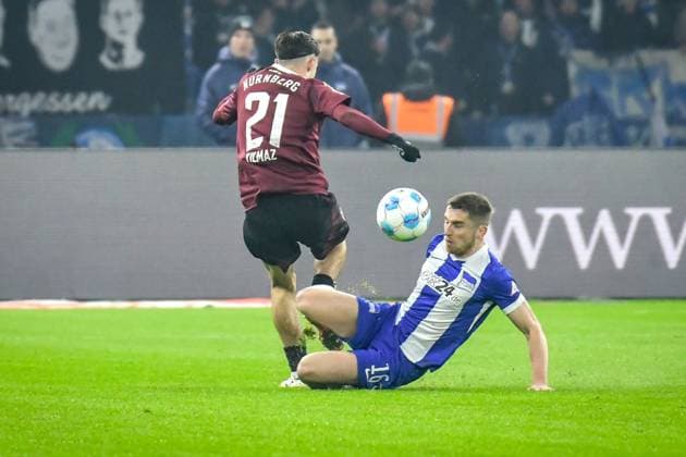 Soccer 2 Bundesliga, Hertha BSC Berlin 1 FC Nürnberg 21 02 2025, xdanx, Soccer 2 Bundesliga, Hertha BSC Berlin 1 FC Nürnberg v l Berkay YÄ±lmaz 1 FC Nuernberg 21 Jonjoe Kenny Hertha BSC 16 ,Zweikampf, Duell, Kampf, tackle DFL DFB REGULATIONS PROHIBIT ANY USE OF PHOTOGRAPHS as IMAGE SEQUENCES and or QUASI VIDEO Daniel Lakomski Mix1 Berlin Olympiastadion Berlin Germany DEU Copyright: xDanielxLakomskix