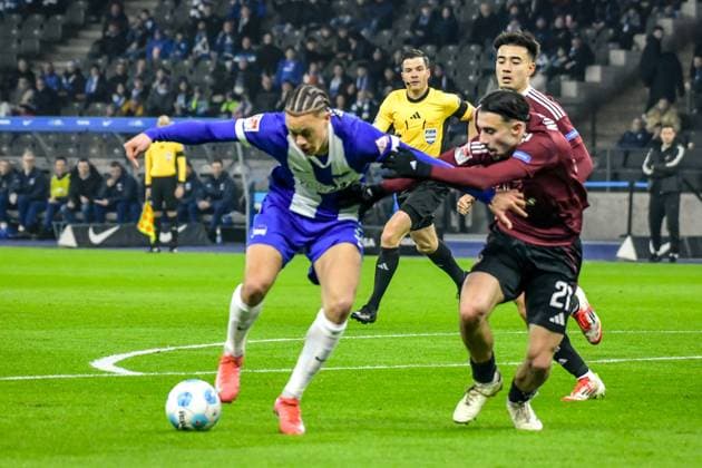 Soccer 2 Bundesliga, Hertha BSC Berlin 1 FC Nuremberg 21 02 2025, xdanx, Soccer 2 Bundesliga, Hertha BSC Berlin 1 FC Nuremberg v l Derry Scherhant Hertha BSC 39 ,Berkay YÄ±lmaz 1 FC Nuremberg 21 Zweikampf, Duell, Kampf, tackle DFL DFB REGULATIONS PROHIBIT ANY USE OF PHOTOGRAPHS as IMAGE SEQUENCES and or QUASI VIDEO Daniel Lakomski Mix1 Berlin Olympiastadion Berlin Germany DEU Copyright: xDanielxLakomskix