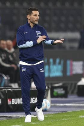 21 02 2025, xtgx, Fußball 2 Bundesliga, Hertha BSC Berlin 1 FC Nuernberg emspor, v l Stefan Leitl Hertha, Trainer gibt Anweisungen, gestikuliert mit den Armen, gesticulate, gives instructions DFL DFB REGULATIONS PROHIBIT ANY USE OF PHOTOGRAPHS as IMAGE SEQUENCES and or QUASI VIDEO Berlin