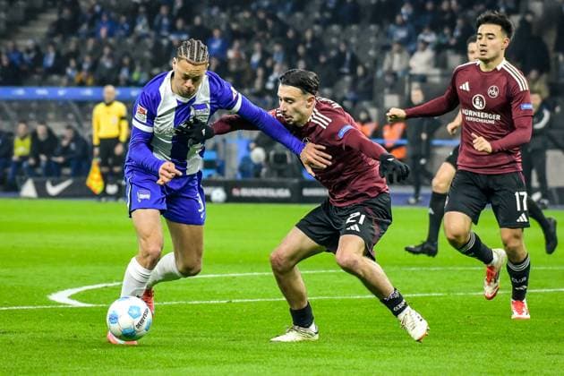 Soccer 2 Bundesliga, Hertha BSC Berlin 1 FC Nuremberg 21 02 2025, xdanx, Soccer 2 Bundesliga, Hertha BSC Berlin 1 FC Nuremberg v l Derry Scherhant Hertha BSC 39 ,Berkay YÄ±lmaz 1 FC Nuremberg 21 Zweikampf, Duell, Kampf, tackle DFL DFB REGULATIONS PROHIBIT ANY USE OF PHOTOGRAPHS as IMAGE SEQUENCES and or QUASI VIDEO Daniel Lakomski Mix1 Berlin Olympiastadion Berlin Germany DEU Copyright: xDanielxLakomskix