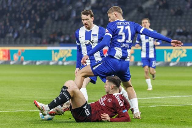Berlin, 21 02 2025, Soccer, 2 Bundesliga, Matchday 23, Hertha BSC 1 FC Nuernberg, Olympiastadion Berlins Marton Dardai r and Pascal Klemens l fight for the ball against Stefanos Tzimas of FC Nuernberg DFL regulations and DFB regulations prohibit any use of photographs as image sequences and or quasi video, Foto Andreas Gora Hertha BSC 1 FC Nuernberg