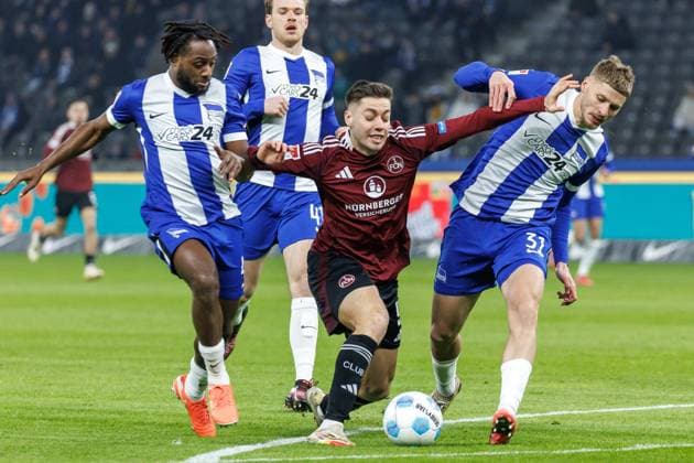 Berlin, 21 02 2025, Soccer, 2 Bundesliga, Matchday 23, Hertha BSC 1 FC Nuernberg, Olympiastadion Berlins Marton Dardai r , Deyovaisio Zeefuik l and Pascal Klemens 2 v l fight for the ball against Stefanos Tzimas of FC Nuernberg DFL regulations and DFB regulations prohibit any use of photographs as image sequences and or quasi video, Foto Andreas Gora Hertha BSC 1 FC Nuernberg
