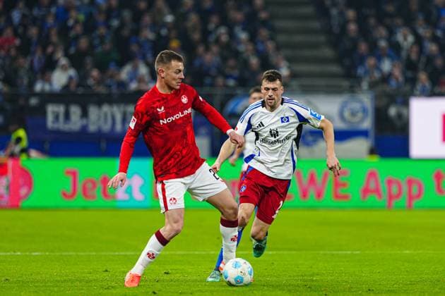 Filip Kaloc 1 FC Kaiserslautern, 26 , Jonas Meffert Hamburger SV, 23 GER, Hamburger SV vs 1 FC Kaiserslautern, Football, 2 Bundesliga, Matchday 23, Season 2024 2025, 21 02 2025 DFL REGULATIONS PROHIBIT ANY USE OF PHOTOGRAPHS AS IMAGE SEQUENCES AND OR QUASI VIDEO GER, Hamburger SV vs 1 FC Kaiserslautern, Football, 2 Bundesliga, Matchday 23, Season 2024 2025, 21 02 2025 Hamburg Copyright: xEibner-Pressefoto MarcelxvonxFehrnx EP_MFN