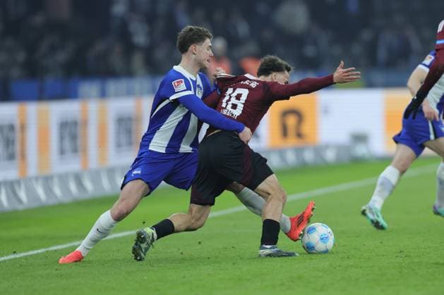 2 Soccer Bundesliga Hertha BSC 1 FC Nuremberg Rafael Lubach Nuremberg 18 in a duel with Linus Gechter Hertha BSC Berlin 44 , during the match in the 2 Soccer Bundesliga Hertha BSC 1 FC Nuremberg in Berlin, Olympiastadion, on 21 02 2025 DFB regulations prohibit any use of photographs as image sequences and or quasi video Copyright: xBEAUTIFULxSPORTS Frankex