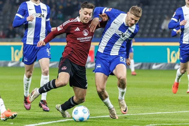 Berlin, 21 02 2025, Soccer, 2 Bundesliga, Matchday 23, Hertha BSC 1 FC Nuernberg, Olympiastadion Berlins Marton Dardai r fights against Stefanos Tzimas of FC Nuernberg for the ball DFL regulations and DFB regulations prohibit any use of photographs as image sequences and or quasi video, Foto Andreas Gora Hertha BSC 1 FC Nuernberg