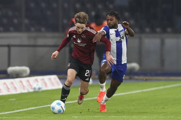 21 02 2025, xtgx, Soccer 2 Bundesliga, Hertha BSC Berlin 1 FC Nuernberg emspor, v l Caspar Jander Nuernberg, 20 , Deyovaisio Zeefuik Hertha, 42 duel, fight, tackle DFL DFB REGULATIONS PROHIBIT ANY USE OF PHOTOGRAPHS as IMAGE SEQUENCES and or QUASI VIDEO Berlin