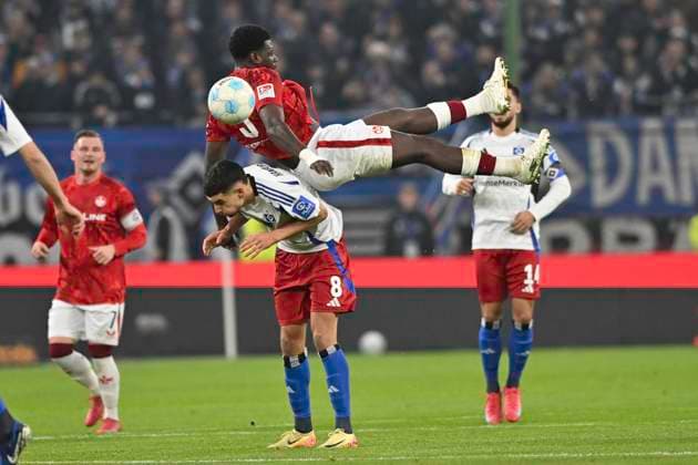 GER 2 FBL,, Hamburger SV vs 1 FC Kaiserslautern 21 02 2025, Volksparkstadion, Hamburg, GER 2 FBL, Hamburger SV vs 1 FC Kaiserslautern in picture Ragnar Prince Friedel Ache Kaiserslautern 09 lands on Daniel Elfadi Hamburg 08 nordphotoxGmbH xWitke nph00002