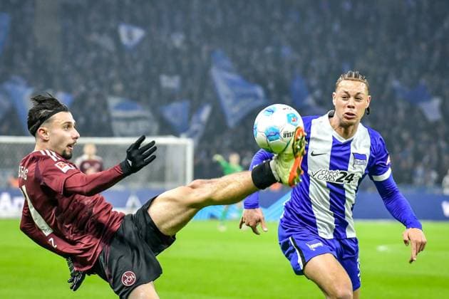 Soccer 2 Bundesliga, Hertha BSC Berlin 1 FC Nuremberg 21 02 2025, xdanx, Soccer 2 Bundesliga, Hertha BSC Berlin 1 FC Nuremberg v l Berkay YÄ±lmaz 1 FC Nuremberg 21 Derry Scherhant Hertha BSC 39 ,duel, duel, fight, tackle DFL DFB REGULATIONS PROHIBIT ANY USE OF PHOTOGRAPHS as IMAGE SEQUENCES and or QUASI VIDEO Daniel Lakomski Mix1 Berlin Olympiastadion Berlin Germany DEU Copyright: xDanielxLakomskix