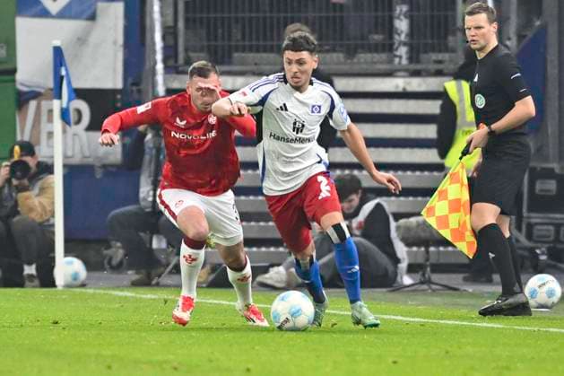 GER 2 FBL,, Hamburger SV vs 1 FC Kaiserslautern 21 02 2025, Volksparkstadion, Hamburg, GER 2 FBL, Hamburger SV vs 1 FC Kaiserslautern in the picture William Mikelbrencis Hamburg 02 tries to assert himself against Luca Sirch Kaiserslautern 31 nordphotoxGmbH xWitke nph00002