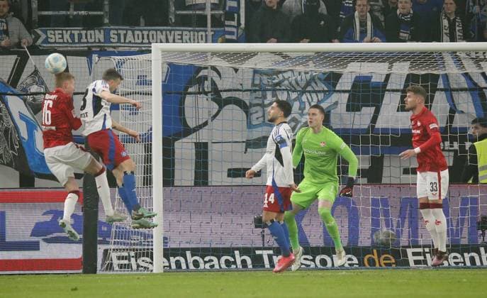 21 02 2025, xmohx, Soccer 2 Bundesliga, Hamburger SV 1 FC Kaiserslautern v l Tim Breithaupt 1 FC Kaiserslautern , Jonas Meffert Hamburger SV , Ludovit Reis Hamburger SV , Julian Krahl 1 FC Kaiserslautern , Jan Elvedi 1 FC Kaiserslautern DFL DFB REGULATIONS PROHIBIT ANY USE OF PHOTOGRAPHS as IMAGE SEQUENCES and or QUASI VIDEO Hamburg