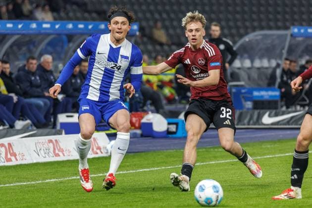 Berlin, 21 02 2025, Soccer, 2 Bundesliga, Matchday 23, Hertha BSC 1 FC Nuernberg, Olympiastadion Berlins Fabian Reese l fights against Tim Janisch of FC Nuernberg for the ball DFL regulations and DFB regulations prohibit any use of photographs as image sequences and or quasi video, Foto Andreas Gora Hertha BSC 1 FC Nuernberg