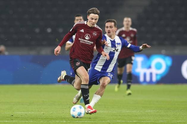 21 02 2025, xtgx, Soccer 2 Bundesliga, Hertha BSC Berlin 1 FC Nuernberg emspor, v l Caspar Jander Nuernberg, 20 , Michal Karbownik Hertha, 33 duel, fight, tackle DFL DFB REGULATIONS PROHIBIT ANY USE OF PHOTOGRAPHS as IMAGE SEQUENCES and or QUASI VIDEO Berlin